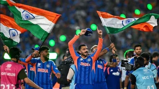 Jugadores de India celebrando con banderas en el estadio