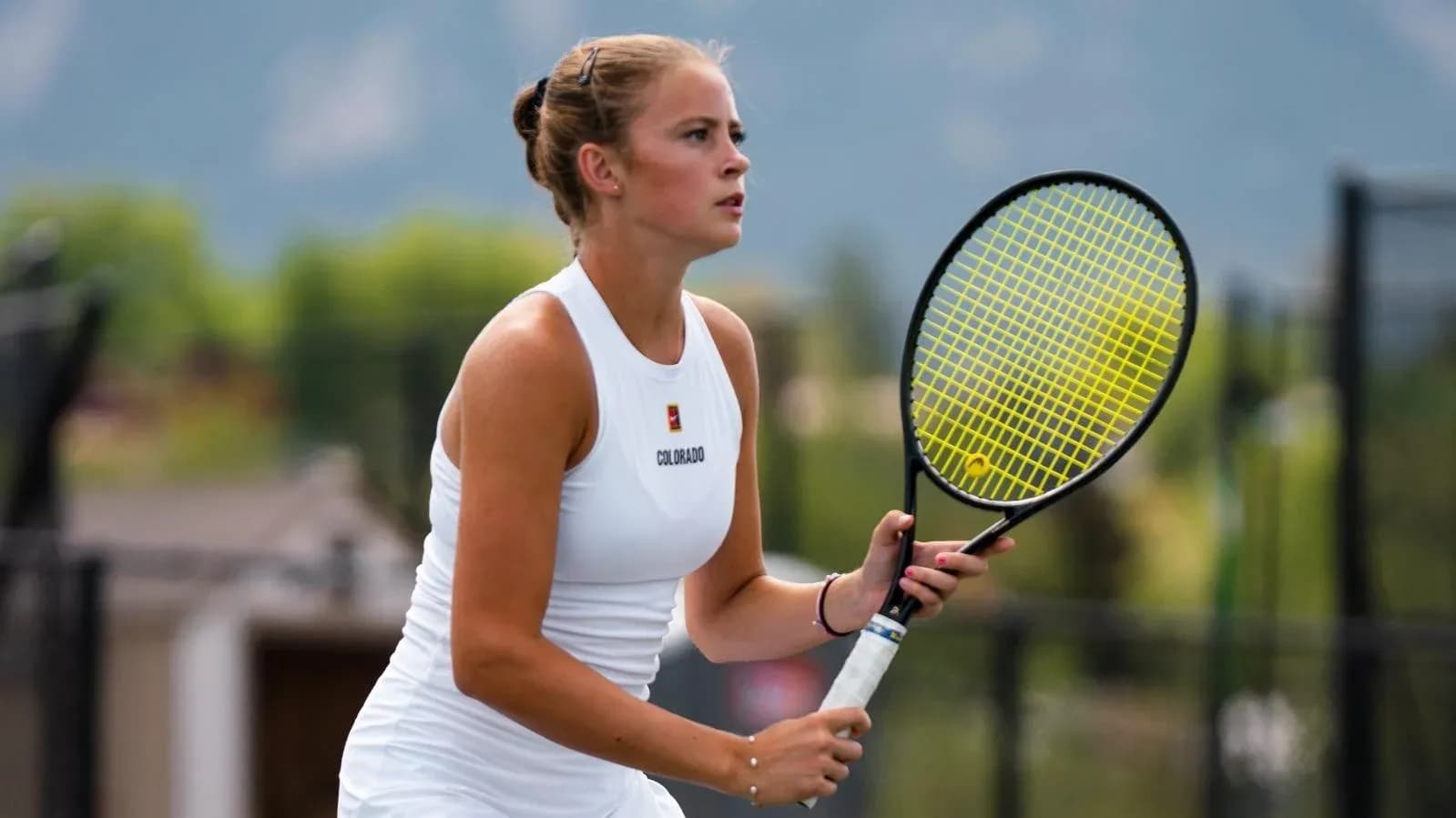 Jugadora de tenis lista para recibir el saque