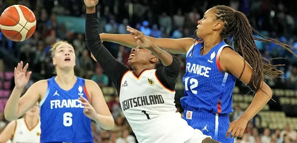 Jugadora de Alemania cae tras falta en partido de baloncesto