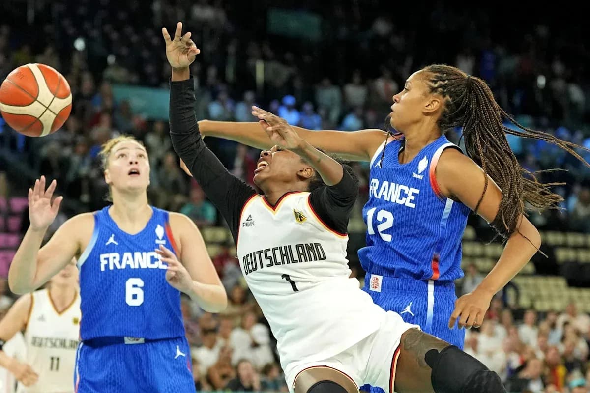 Jugadora de Alemania cae tras falta en partido de baloncesto