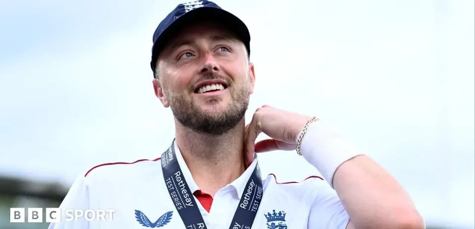 Jugador de cricket con medalla sonriente en el podio