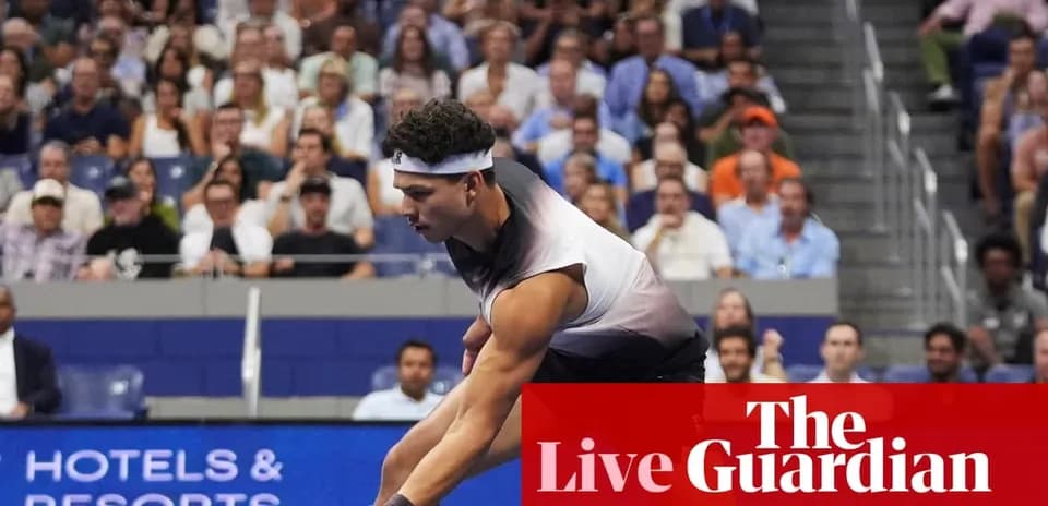 Jugador de tenis sirviendo durante un partido en estadio