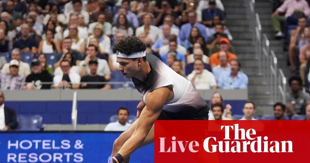 Jugador de tenis sirviendo durante un partido en estadio