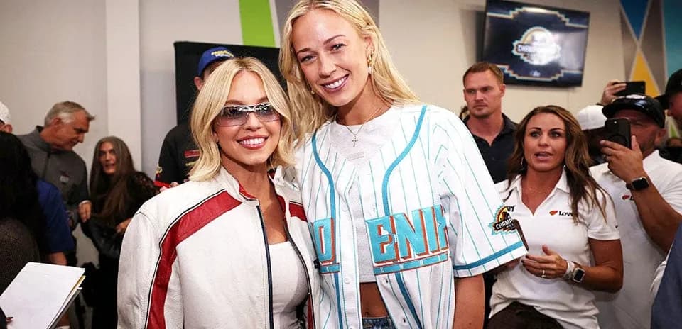 Dos mujeres posando en un evento deportivo