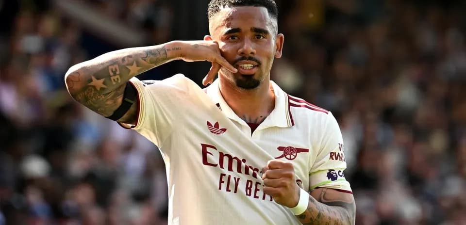 Jugador de Arsenal celebrando un gol en el campo