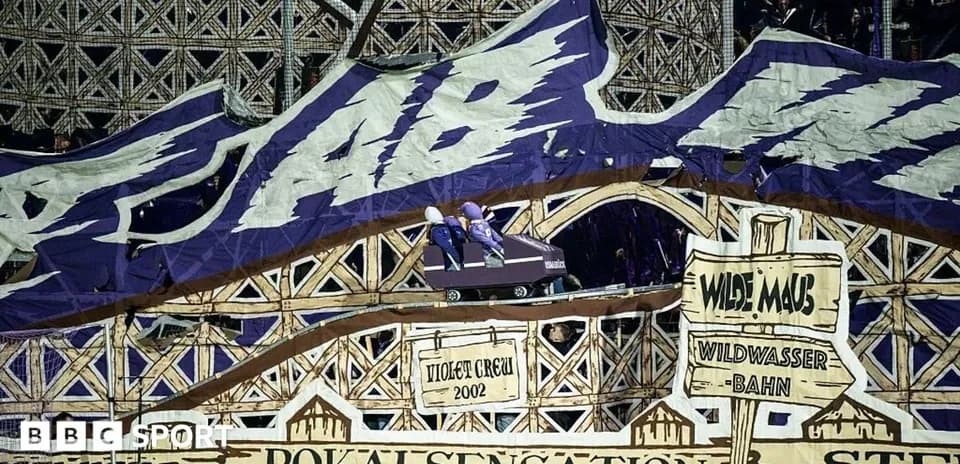 Tifos de aficionados en estadio con temática de montaña