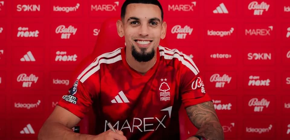 Jugador de Nottingham Forest firmando contrato en rueda de prensa