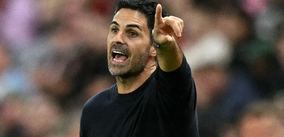 Entrenador dirigiendo instrucciones durante el partido