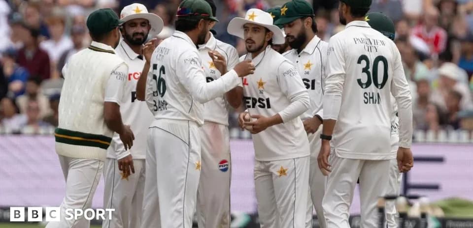 Jugadores de Pakistán celebrando una wicket en el partido