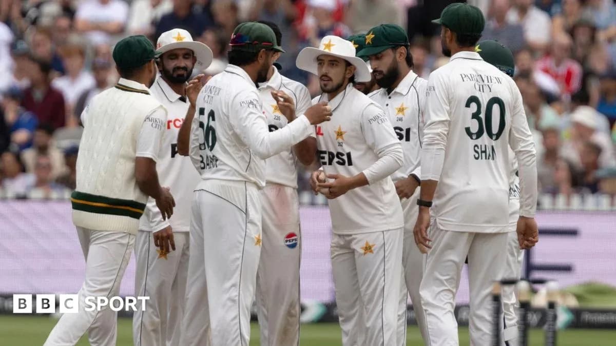 Jugadores de Pakistán celebrando una wicket en el partido