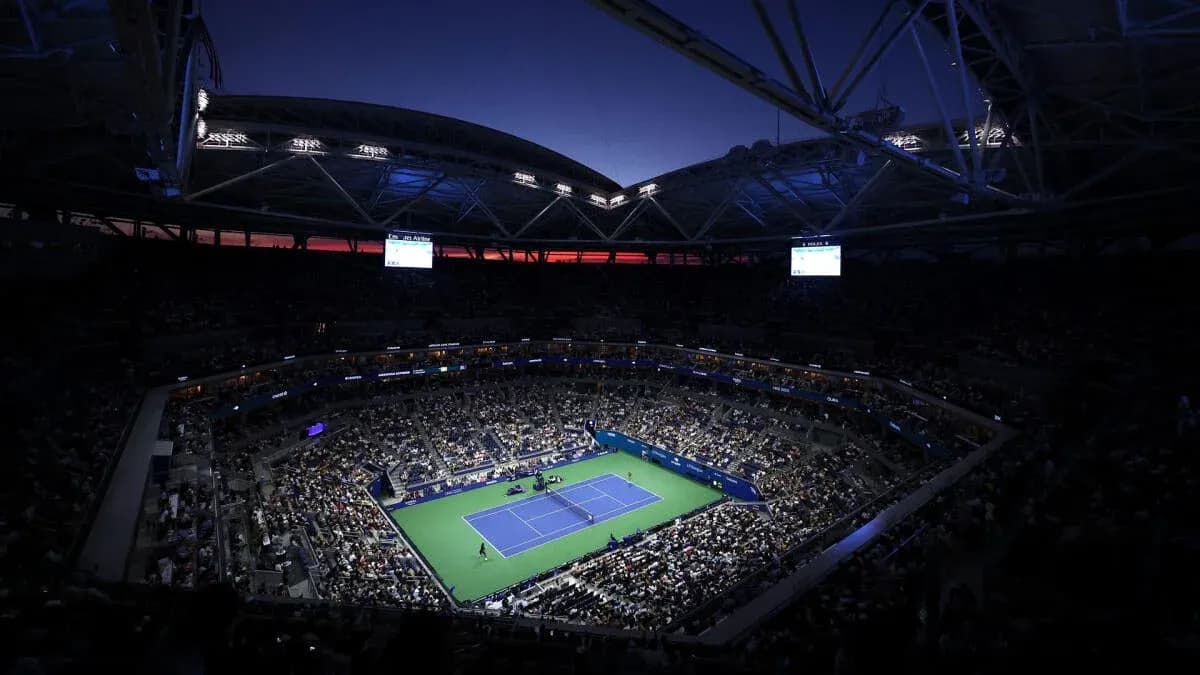 Estadio lleno durante partido de tenis nocturno