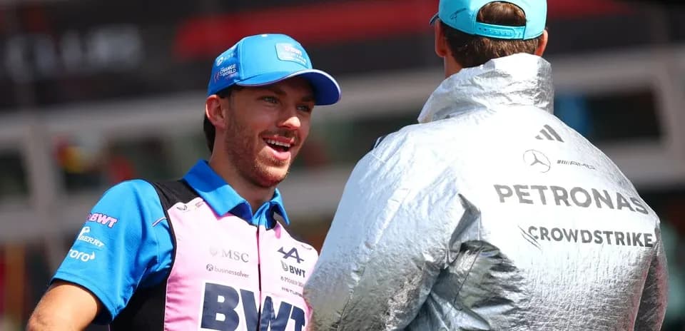 Piloto sonriendo mientras conversa con compañero