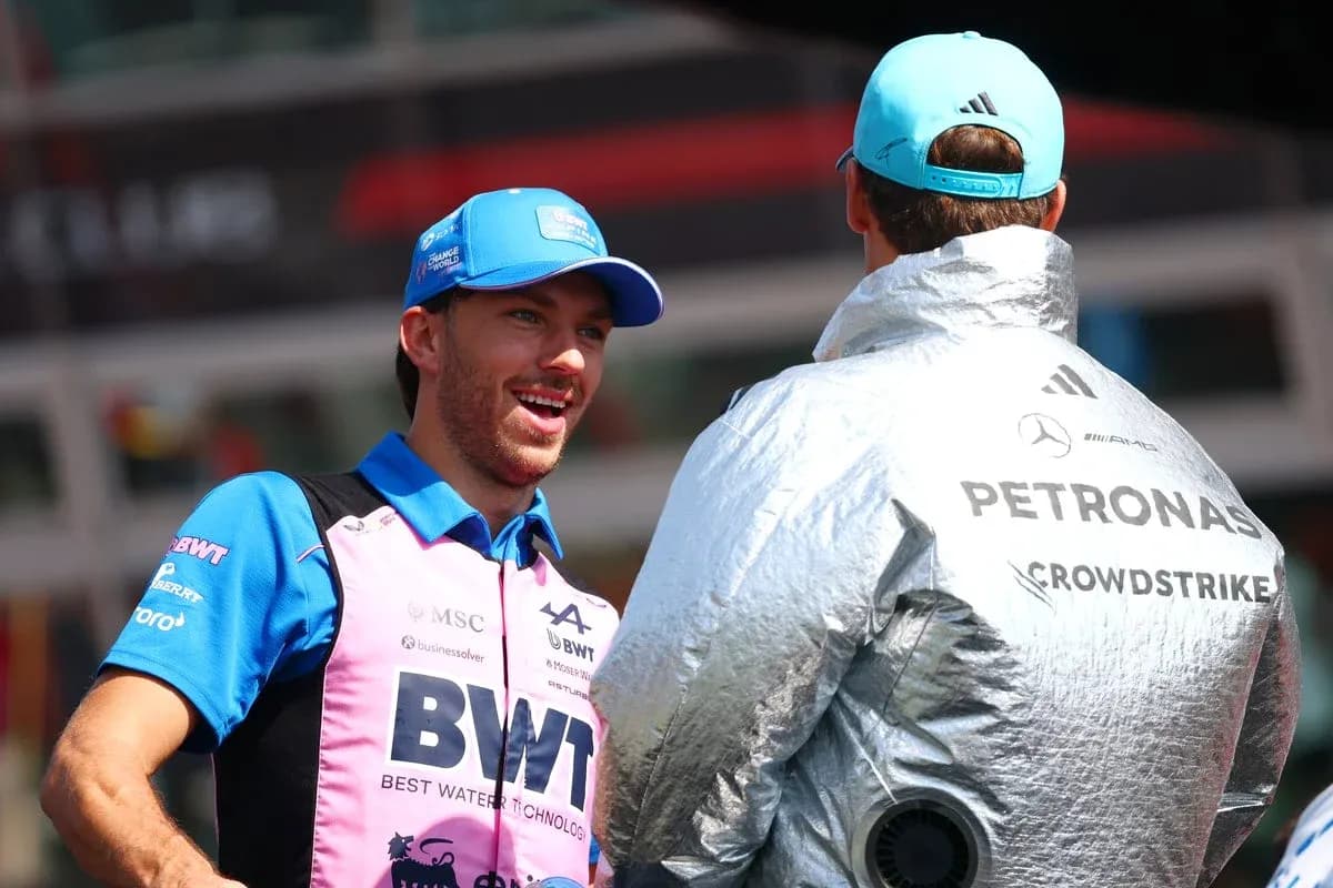 Piloto sonriendo mientras conversa con compañero