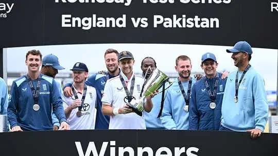 Equipo de Inglaterra celebrando victoria en serie de pruebas