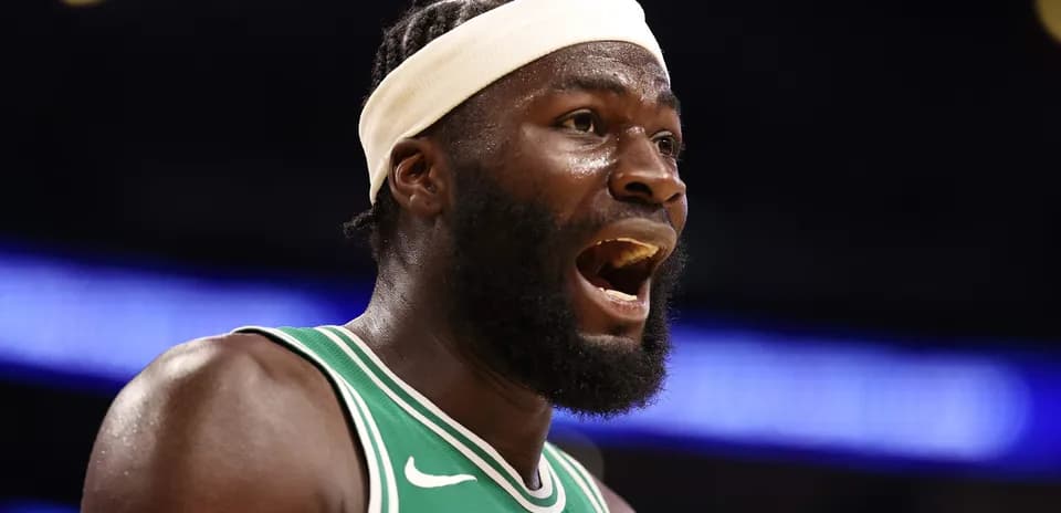 Jugador de baloncesto gritando durante un partido