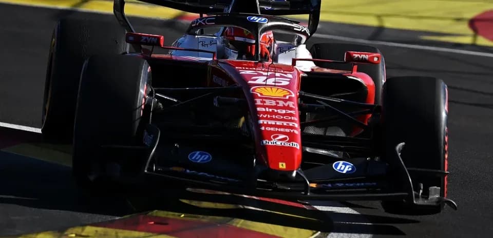 Coche de Fórmula 1 Ferrari en curva