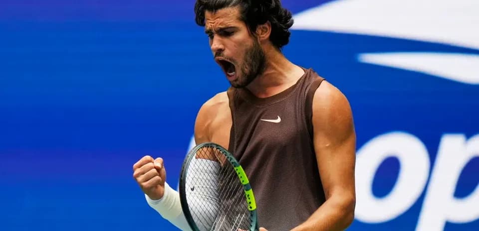 Jugador de tenis celebrando en la cancha
