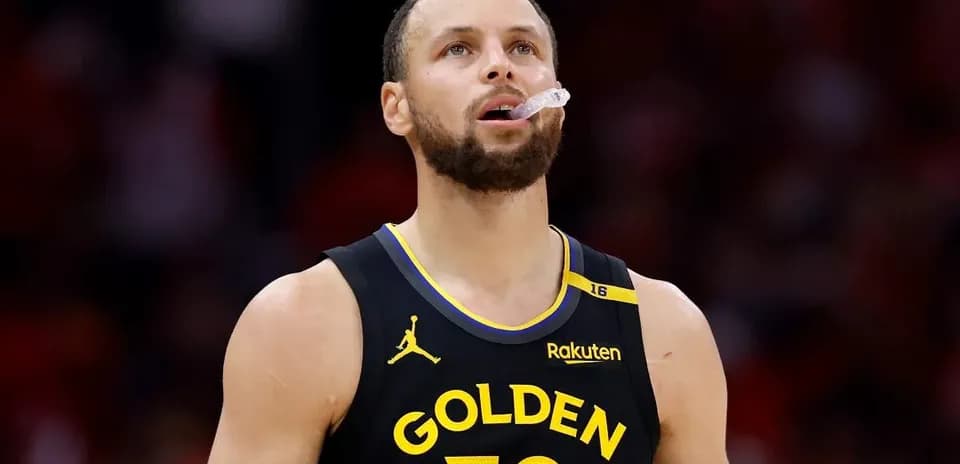 Jugador de baloncesto mirando hacia arriba durante partido