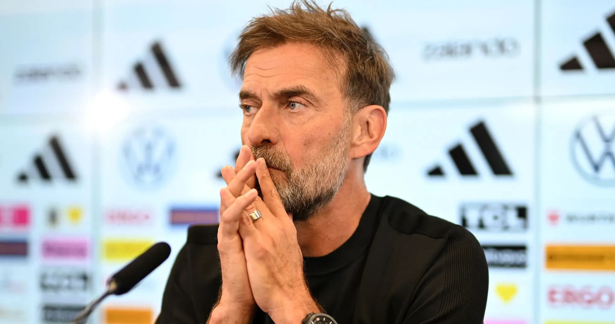 Entrenador en conferencia de prensa con micrófono