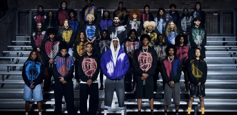 Grupo de jóvenes en sudaderas en escaleras