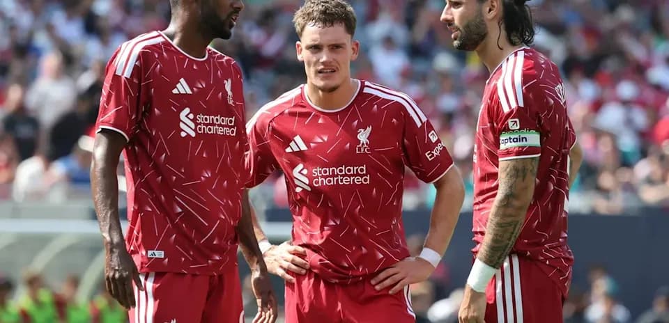 Jugadores de Liverpool discutiendo en el campo