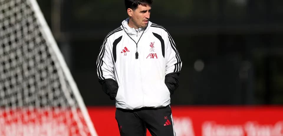 Entrenador observando durante sesión de entrenamiento