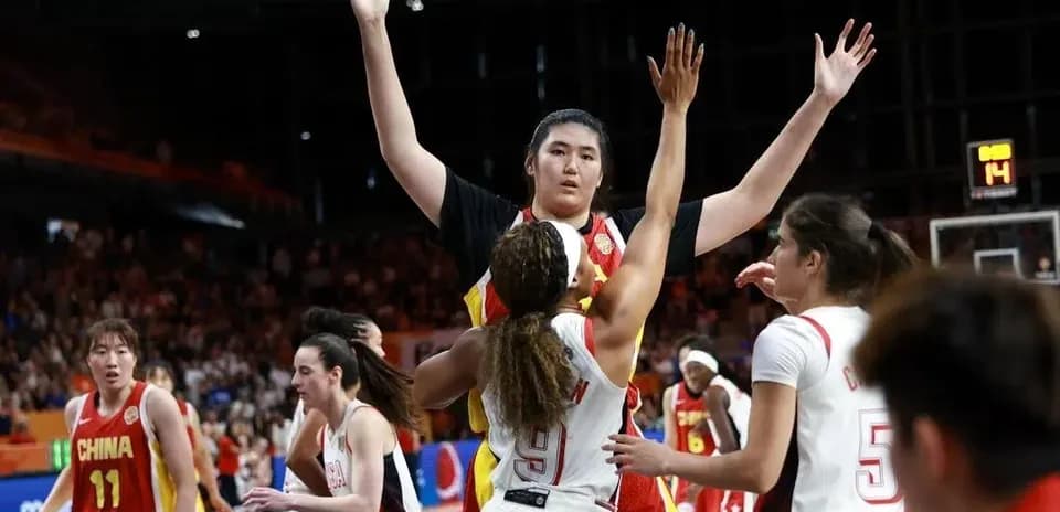 Jugadora defendiendo con los brazos levantados en partido