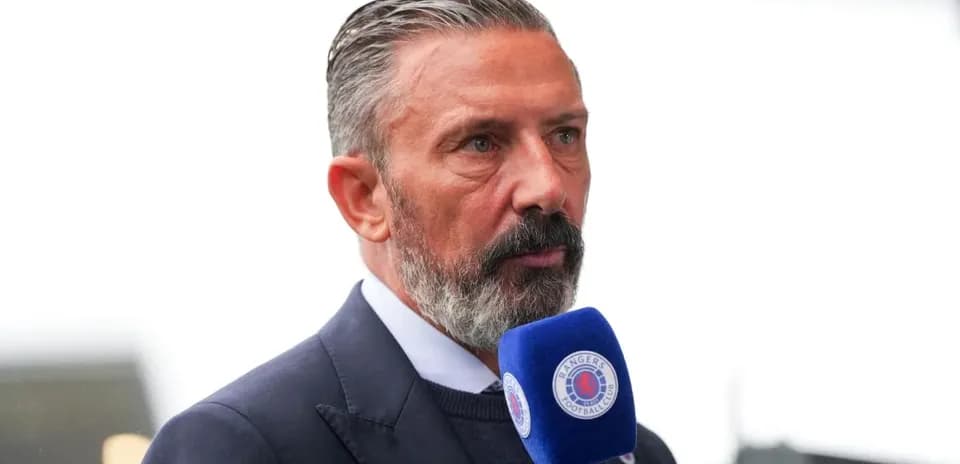 Hombre hablando en un micrófono de televisión