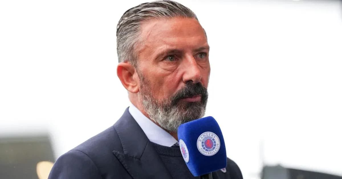 Hombre hablando en un micrófono de televisión