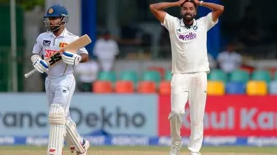 Batsman from Sri Lanka and Indian bowler in action