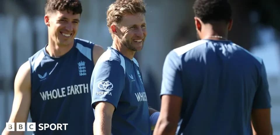 Jugadores de cricket riendo durante una sesión de entrenamiento