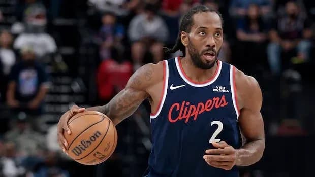 Jugador de los Clippers driblando el balón