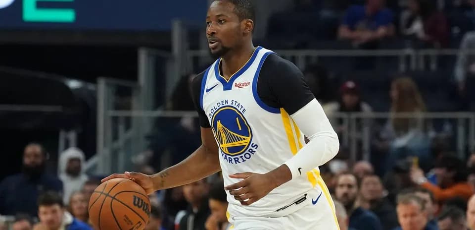 Jugador de los Golden State Warriors driblando balón