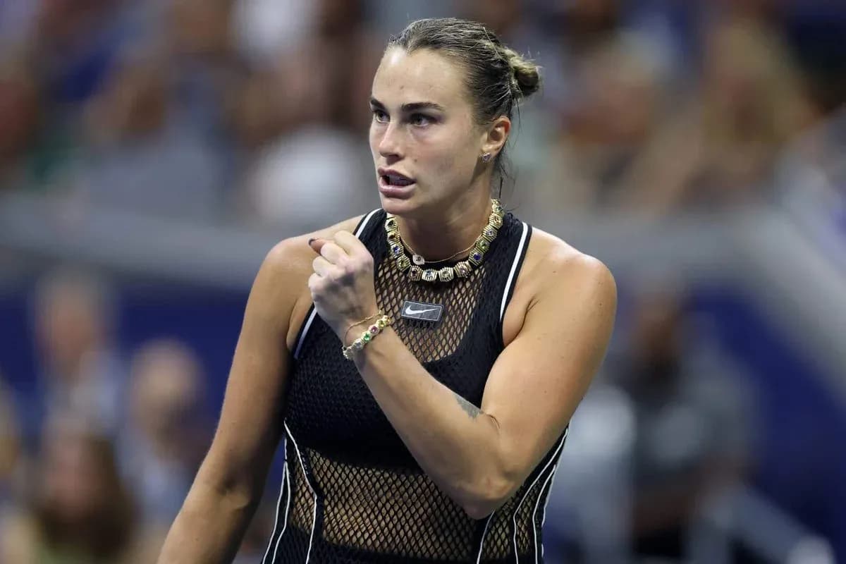 Jugadora de tenis celebrando un punto en partido