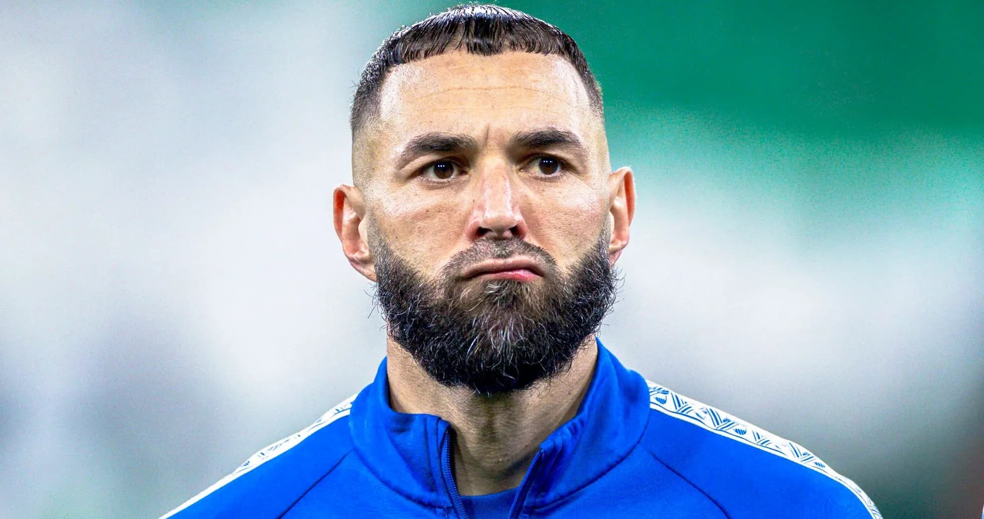 Jugador con barba en uniforme azul durante entrenamiento