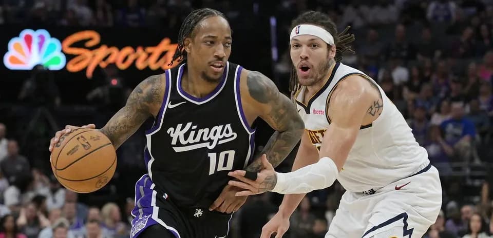 Jugador de los Kings driblando el balón frente a oponente