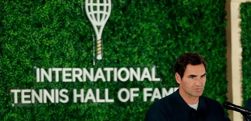 Roger Federer hablando en el International Tennis Hall of Fame