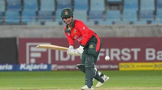 Bateador de Bangladesh golpeando la pelota en un partido Bateador de Bangladesh golpeando la pelota en un partido