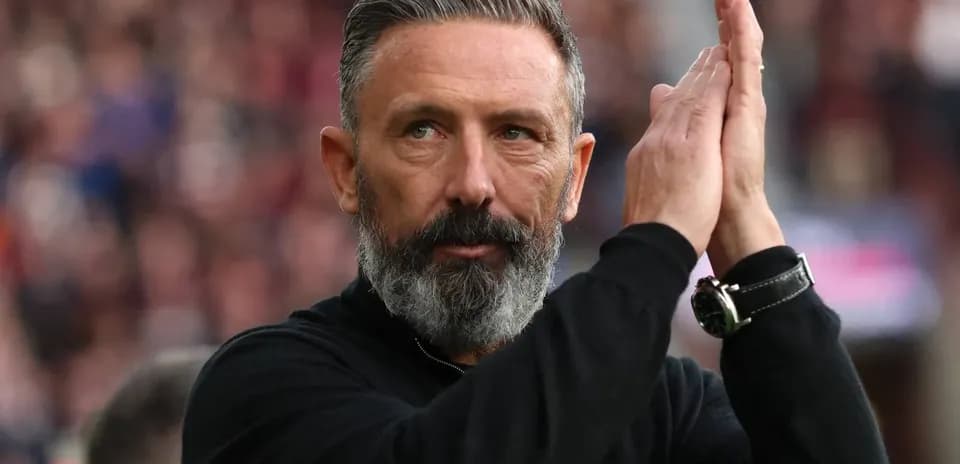 Entrenador aplaudiendo durante el partido
