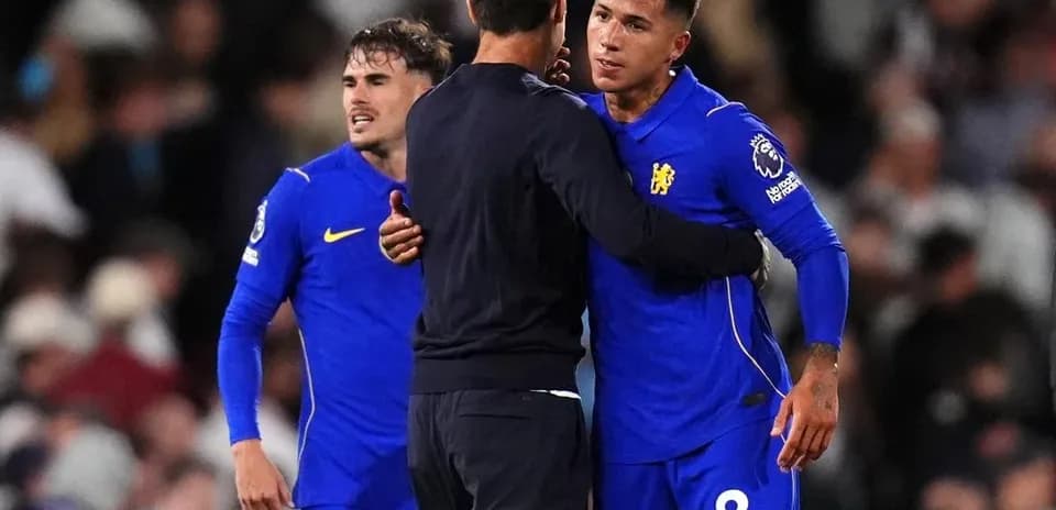 Entrenador abrazando a jugador de Chelsea tras partido