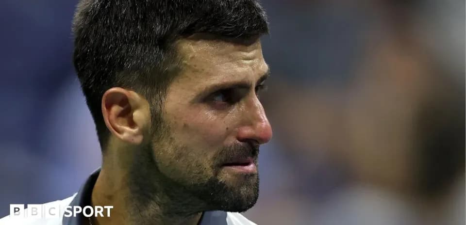 Jugador de tenis en primer plano, mirada intensa