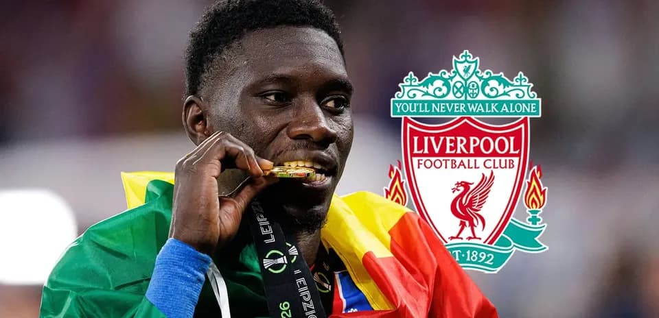 Jugador sosteniendo medalla dorada con bandera de Camerún