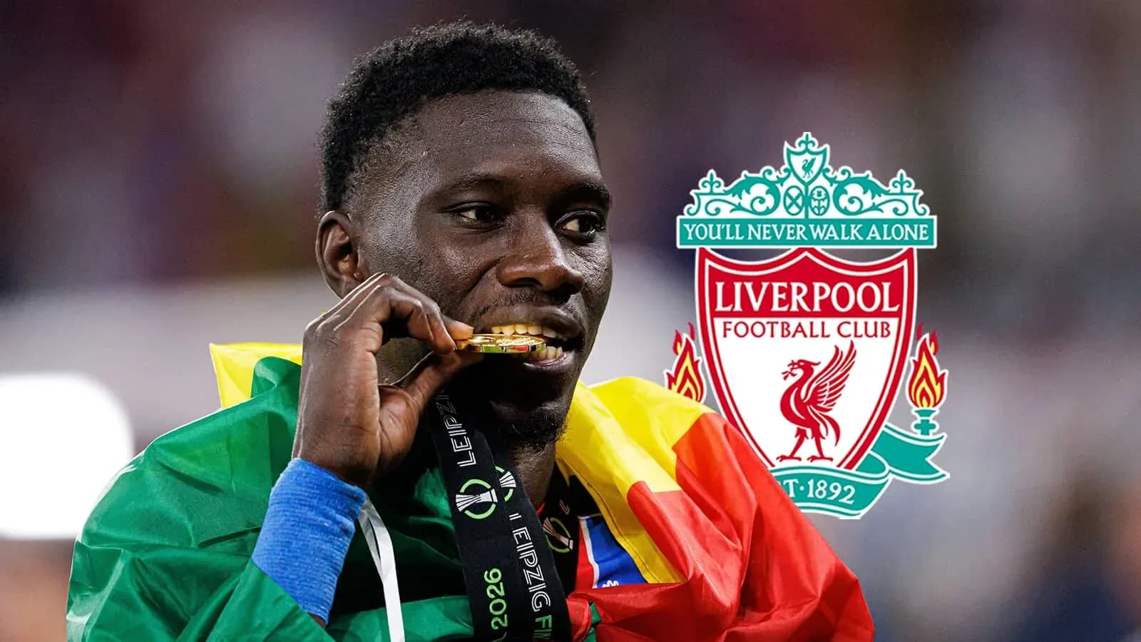 Jugador sosteniendo medalla dorada con bandera de Camerún