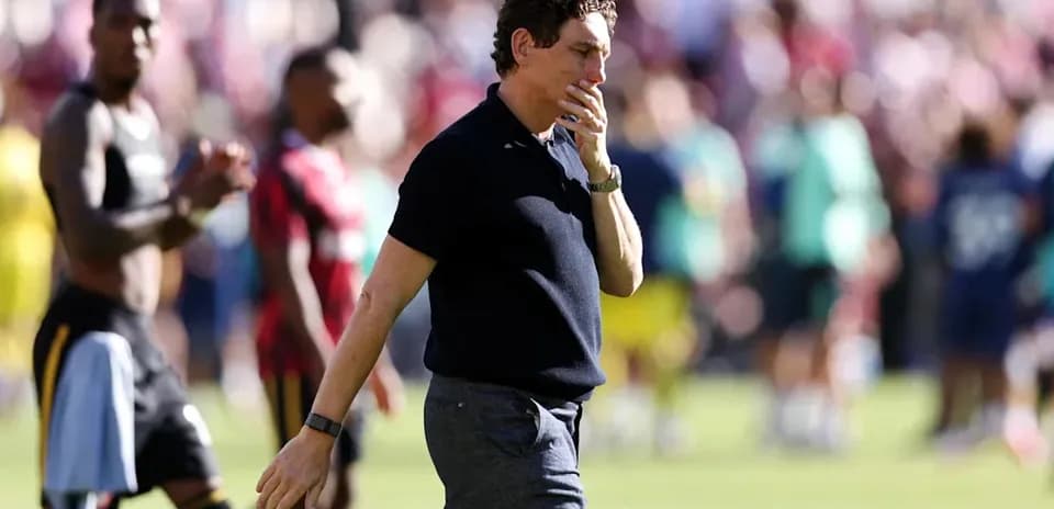 Entrenador caminando tras el partido en el campo