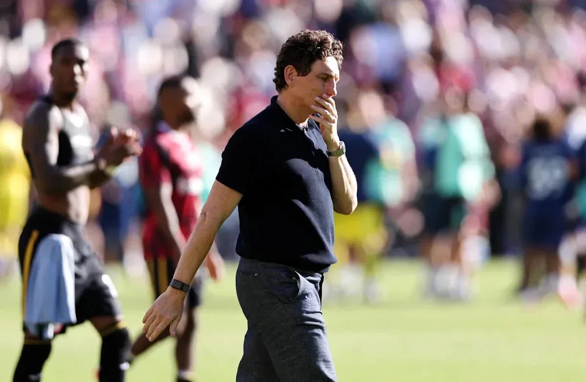 Entrenador caminando tras el partido en el campo
