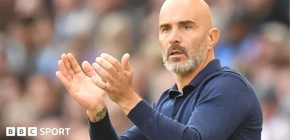 Entrenador aplaudiendo durante un partido