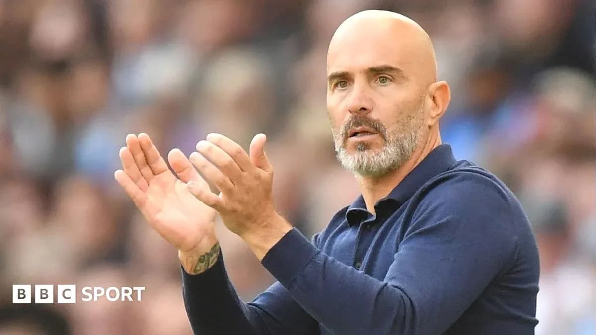 Entrenador aplaudiendo durante un partido