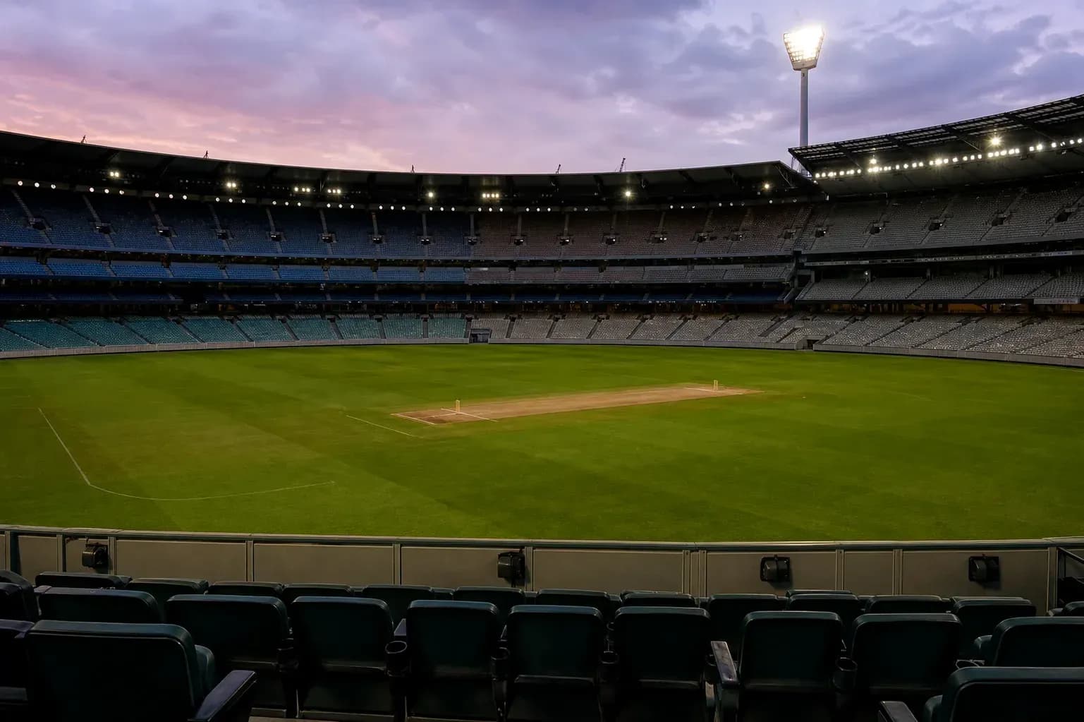 Estadio vacío con campo de cricket iluminado