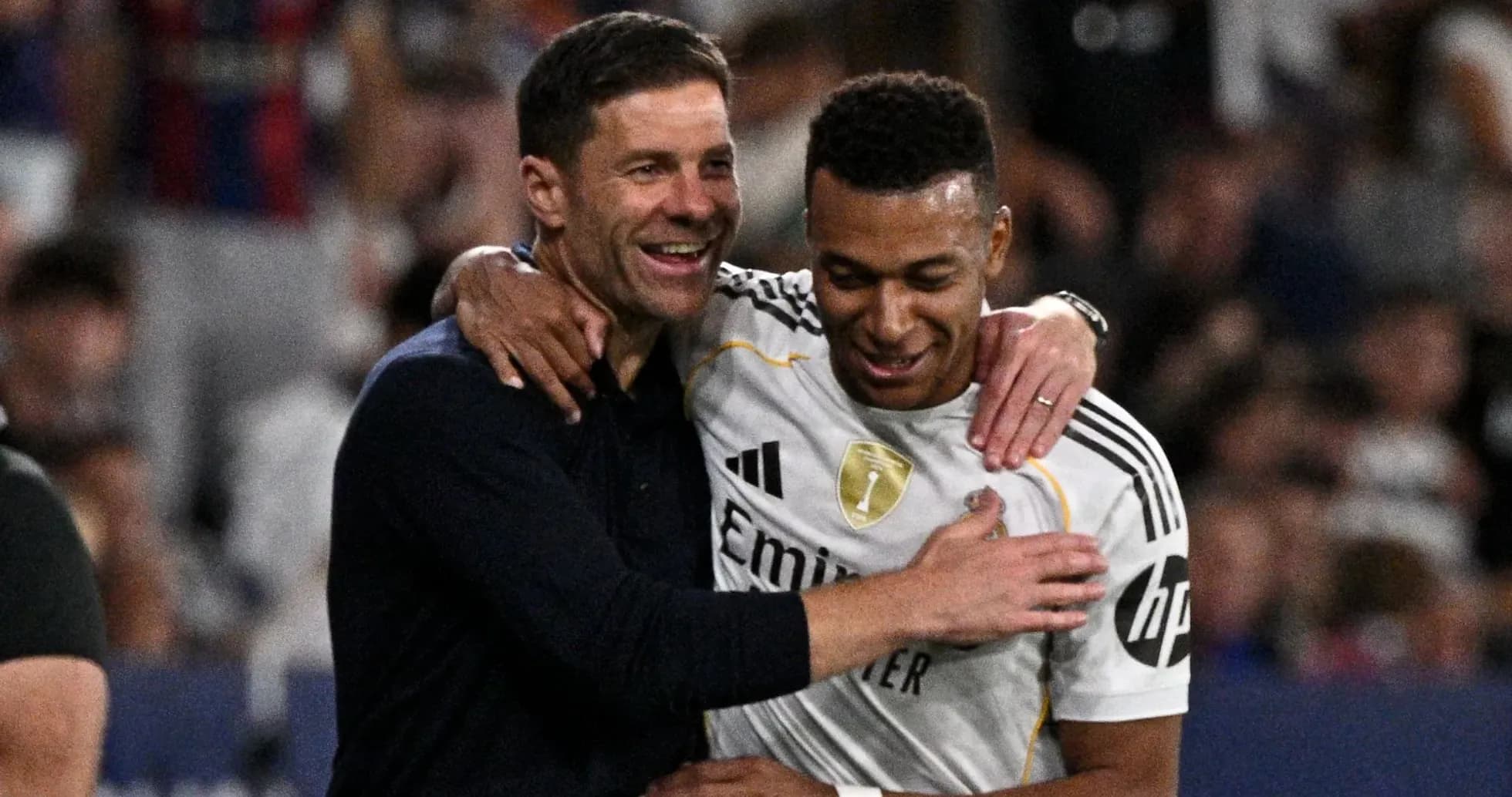 Entrenador y jugador celebrando tras el partido