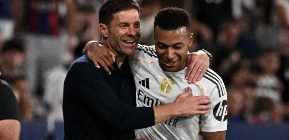 Entrenador y jugador celebrando tras el partido
